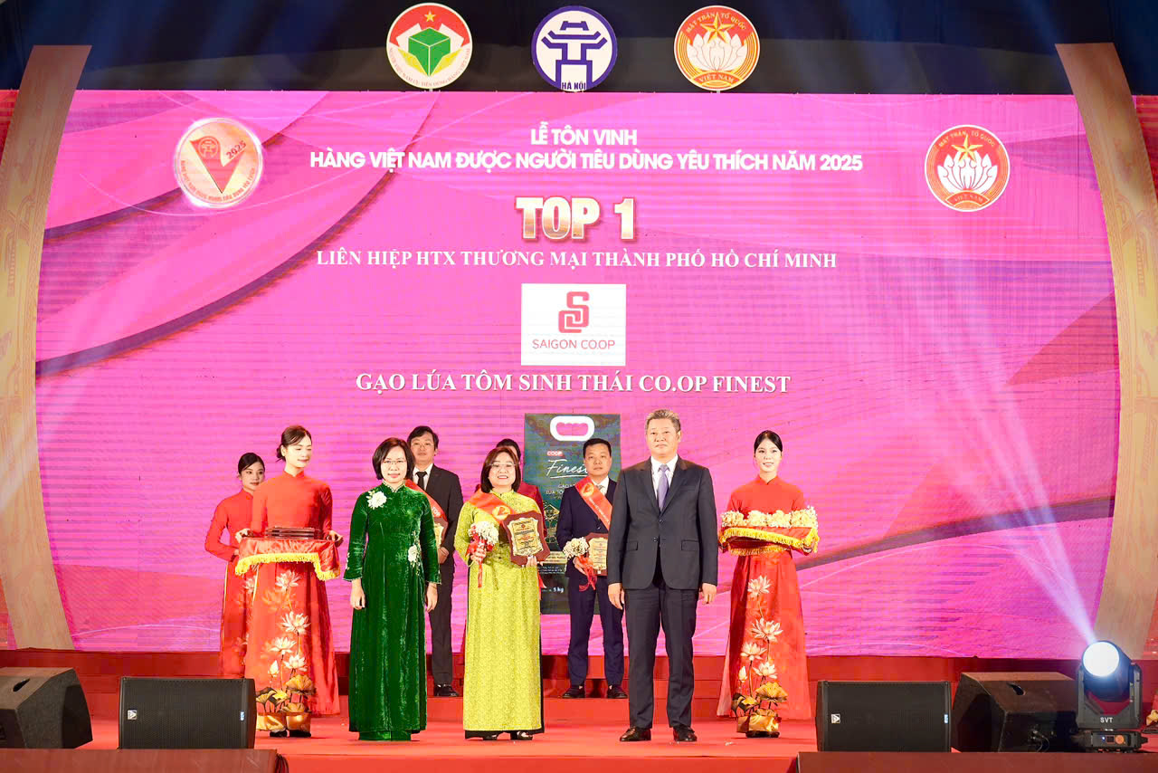 Đại diện SGC thay mặt đơn vị nhận giải thưởng Top 1 dành cho mặt hàng gạo ST 25